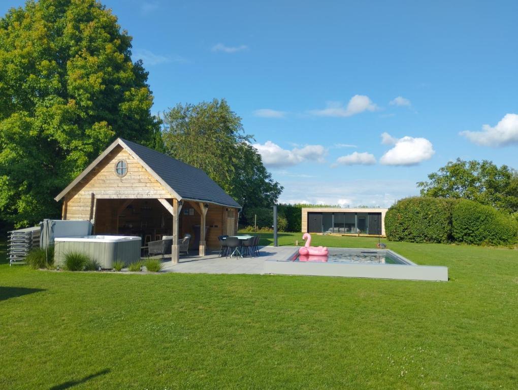 Vue apaisante sur la piscine extérieure depuis le chalet Giardino Segreto