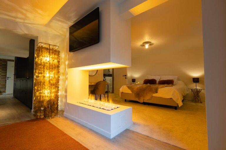 Chambre cosy et moderne avec cheminée décorative à Waterloo
