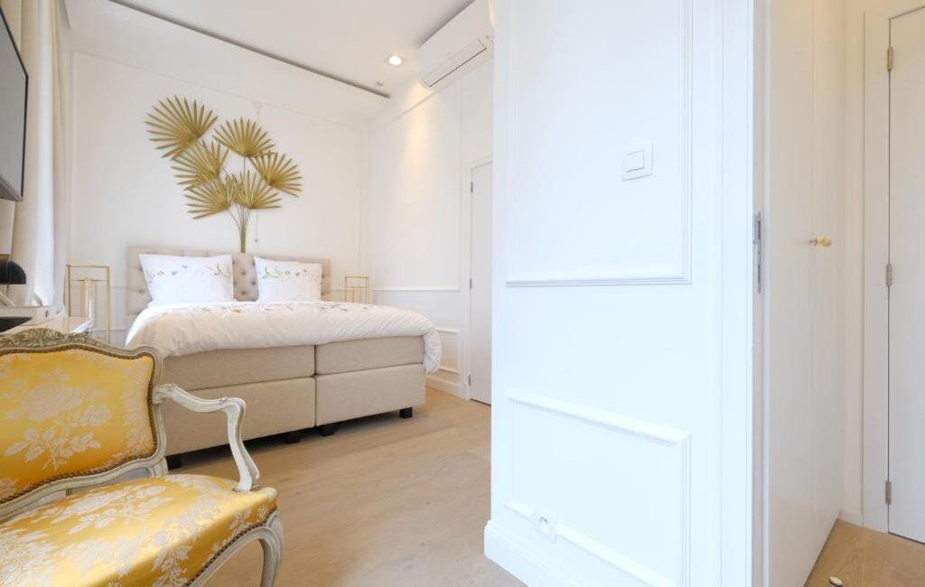 Chambre Jade lumineuse avec décoration dorée et lit king size confortable