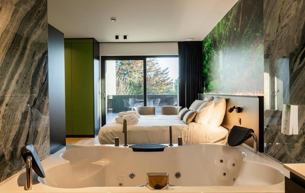 Chambre double moderne avec terrasse et jacuzzi privatif au CC Nomie