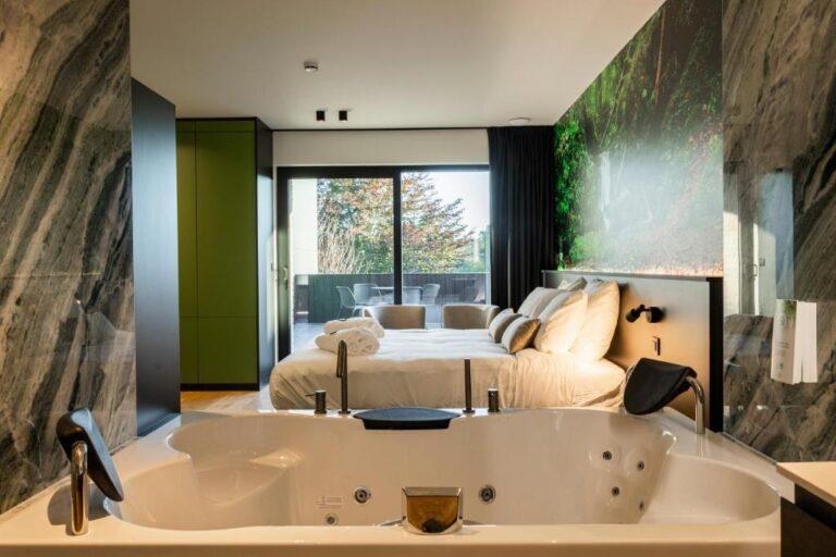 Chambre double moderne avec terrasse et jacuzzi privatif au CC Nomie