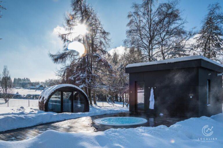 Saunas extérieurs sous la neige au centre wellness du Domaine des Hautes Fagnes à Ovifat