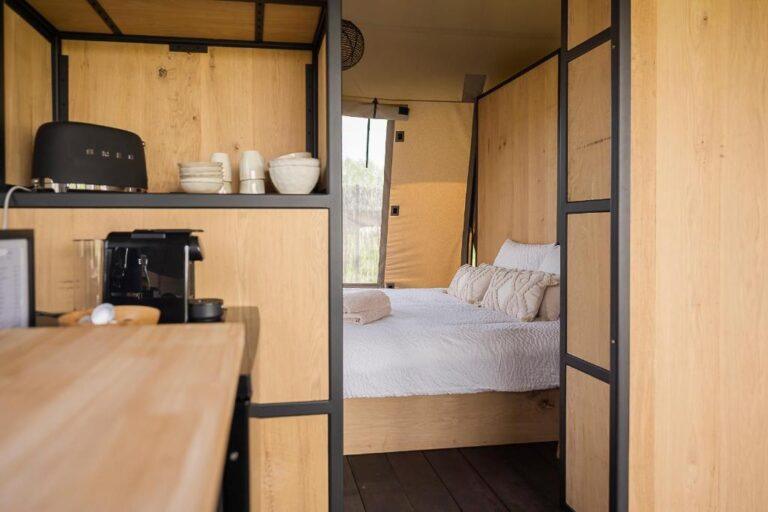 Intérieur cosy en bois d'un lodge de luxe glamping près de Durbuy.