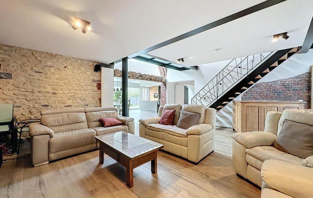 Chambre romantique et moderne dans une ancienne grange rénovée à Nivelles.