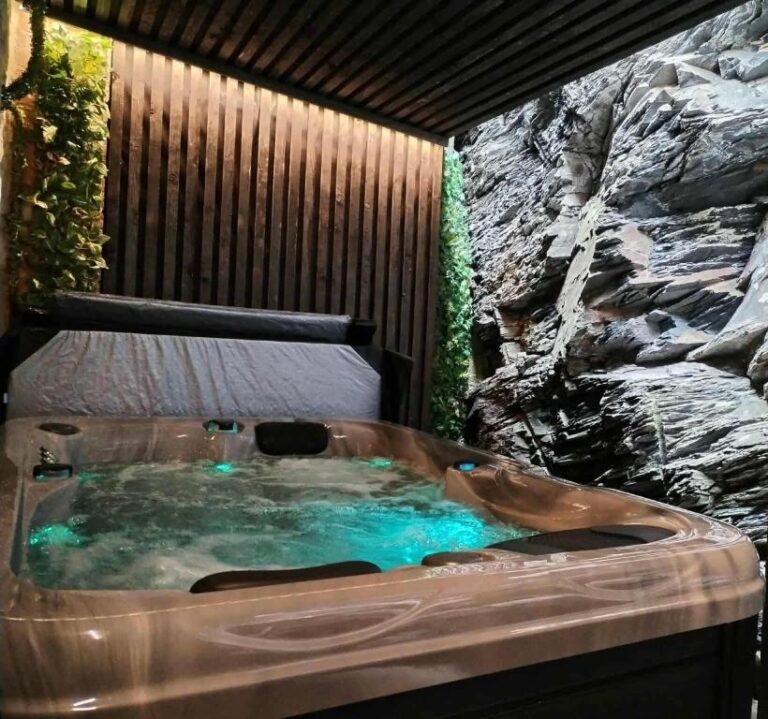 Jacuzzi privatif dans une ambiance minérale et tamisée à La Roche