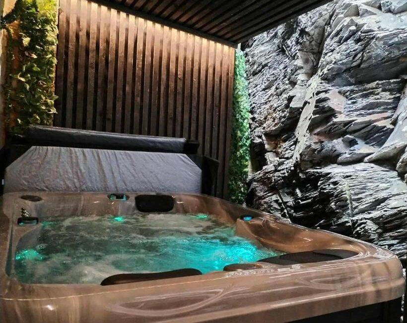 Jacuzzi privatif dans une ambiance minérale et tamisée à La Roche