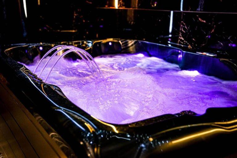 Grand bain à remous avec éclairage d'ambiance dans le logement privé à Charleroi