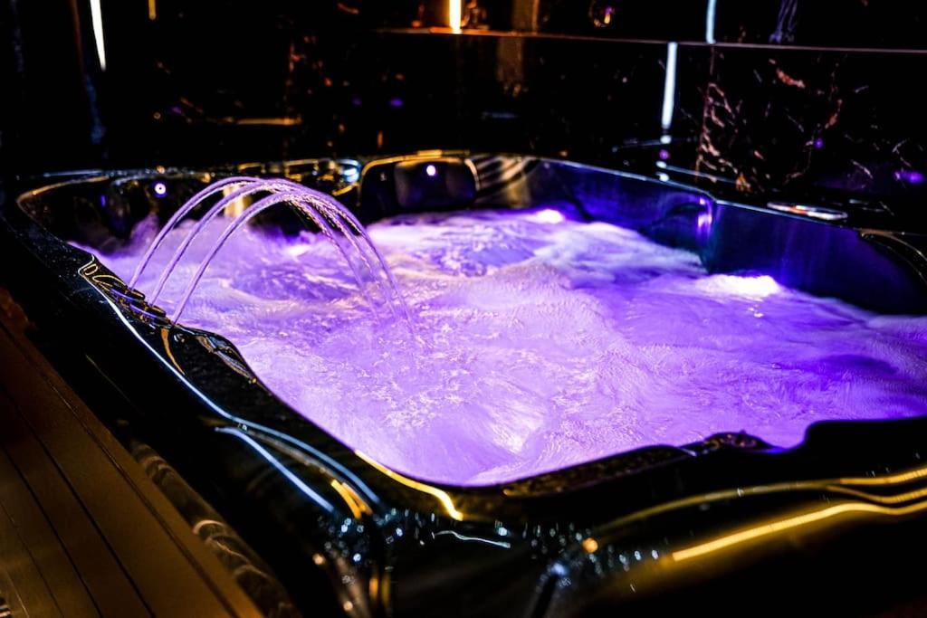 Grand bain à remous avec éclairage d'ambiance dans le logement privé à Charleroi