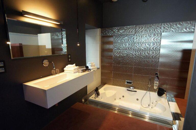 Baignoire à bulles dans la suite romantique au Saint-amour à Durbuy