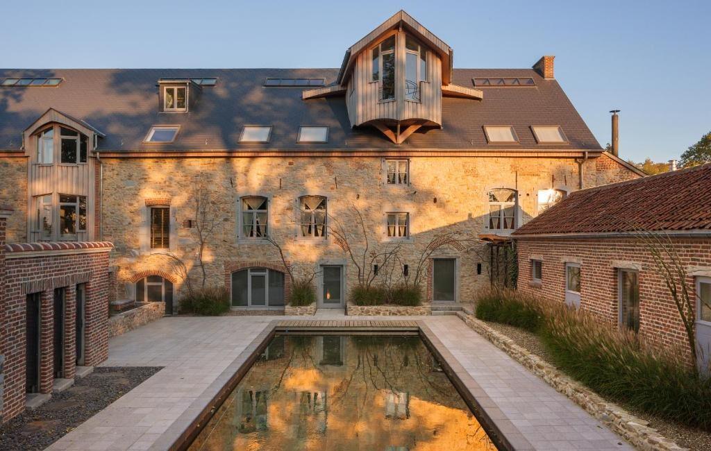 Suite de luxe au Ne5t Hotel & Spa Namur avec piscines et espace wellness