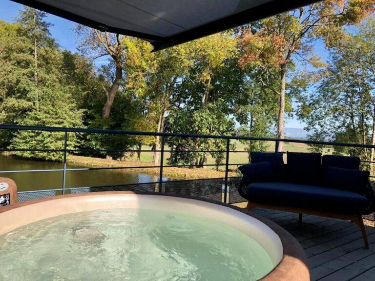 Lodge en bois avec terrasse et jacuzzi privatif à Beauraing, Ardennes belges.