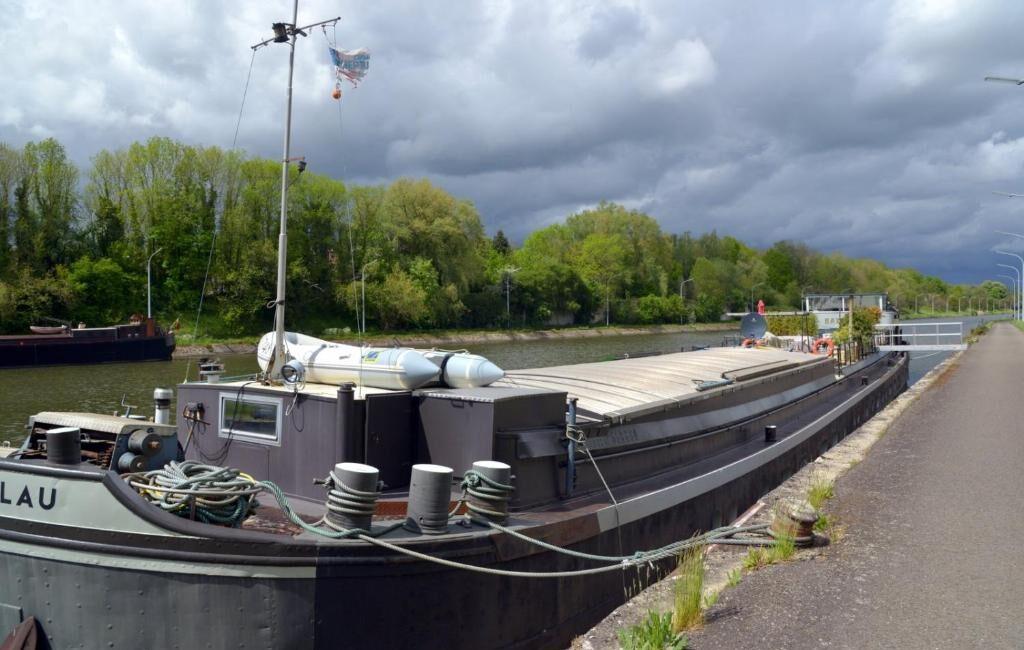 Séjour insolite en amoureux sur la péniche Rayclau à Ronquières avec terrasse sur l'eau.