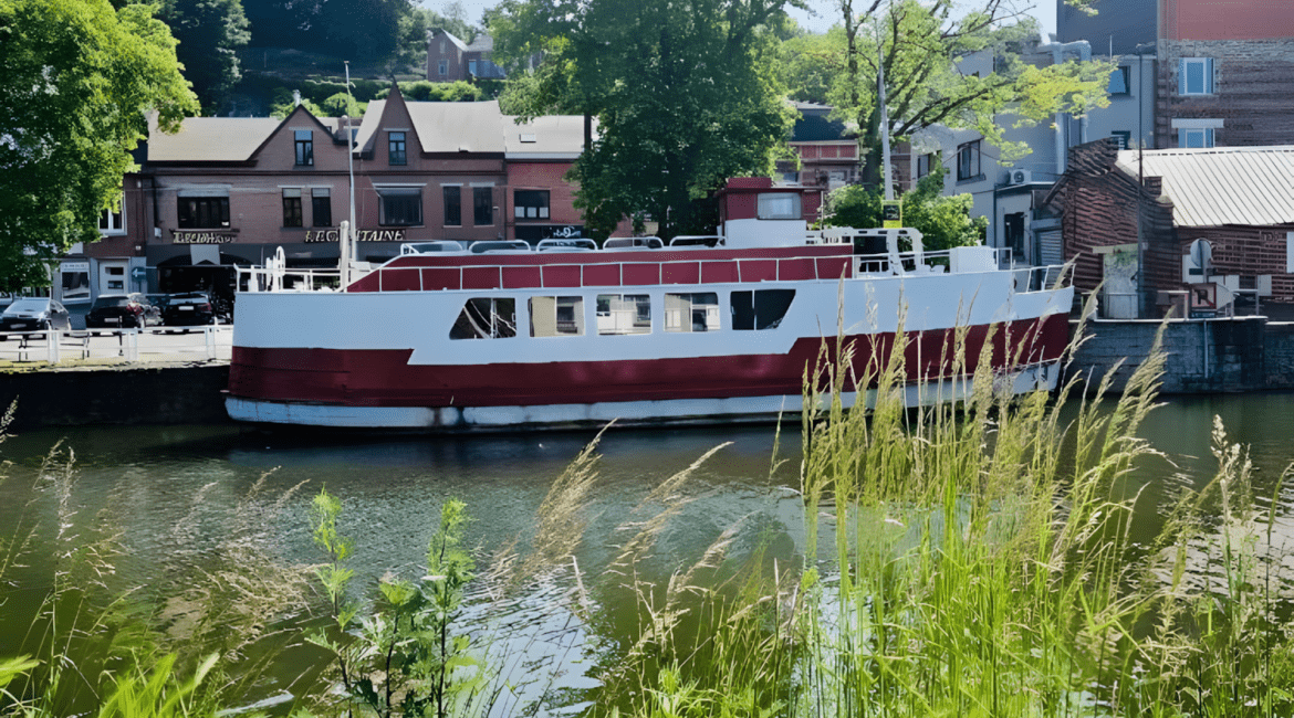 Séjour insolite sur la péniche Gîte Le Sambre à Thuin, amarrée au calme avec terrasse sur l'eau.