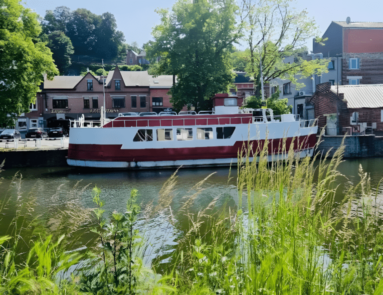Séjour insolite sur la péniche Gîte Le Sambre à Thuin, amarrée au calme avec terrasse sur l'eau.