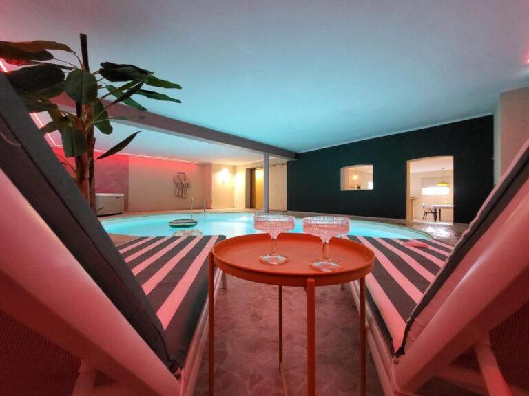 Piscine intérieure chauffée dans la suite Beverly Moon à Dinan