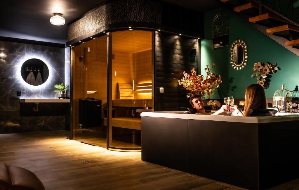 Suite romantique avec sauna vitré et grande baignoire balnéo à Thuin