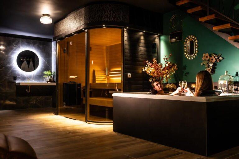 Suite romantique avec sauna vitré et grande baignoire balnéo à Thuin