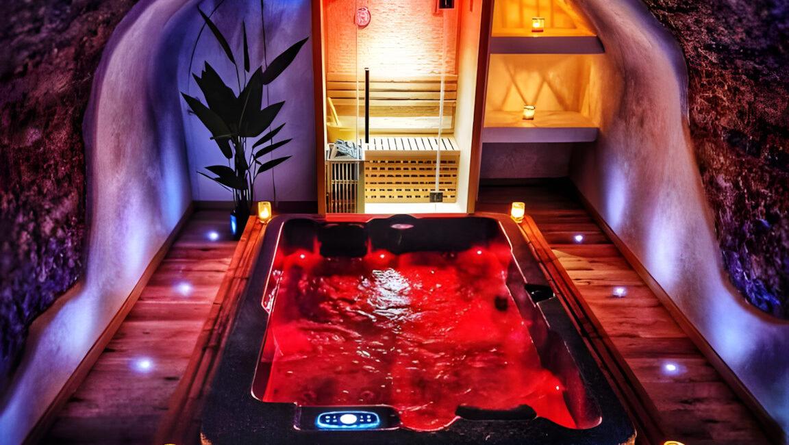 Espace bien-être complet avec sauna et bain à remous dans la suite Damelys