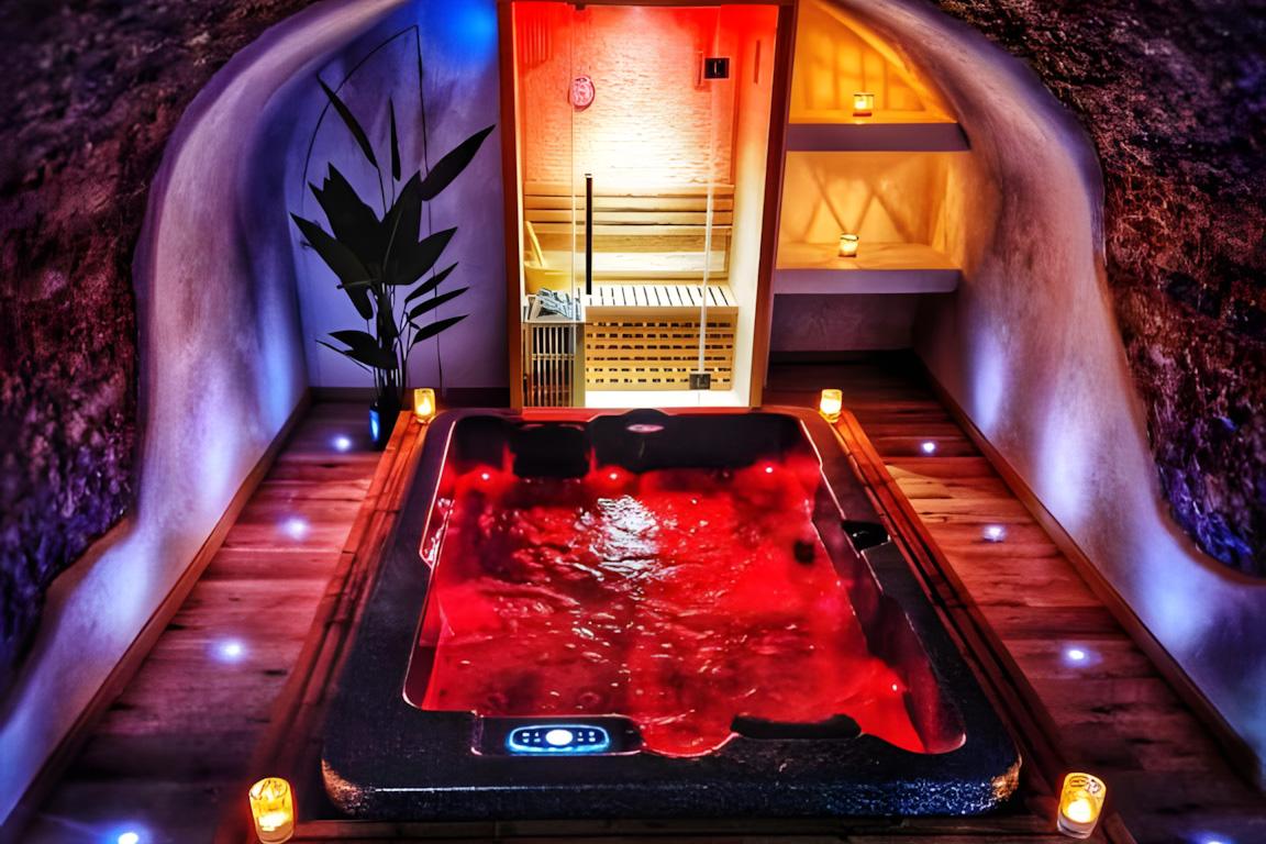 Espace bien-être complet avec sauna et bain à remous dans la suite Damelys