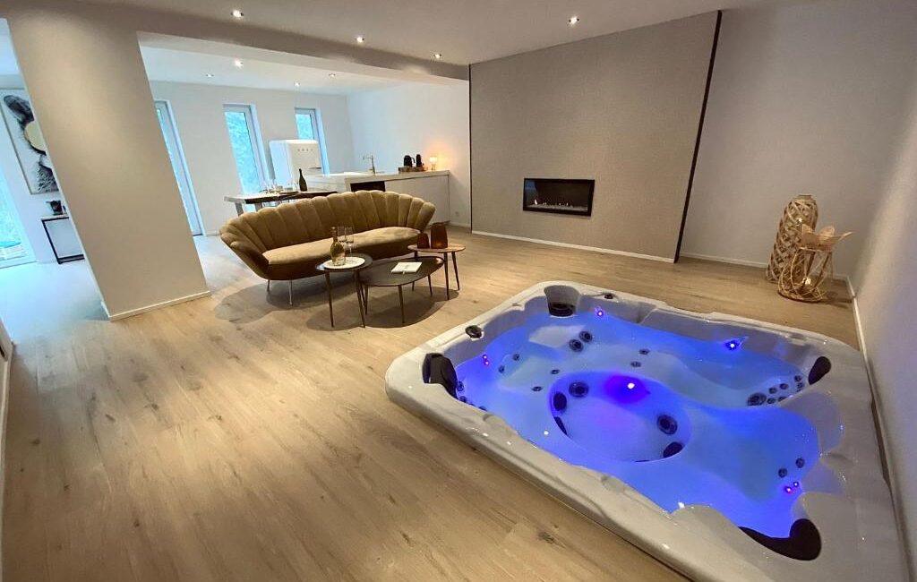 Suite romantique Casa Honey à Liège avec sauna et jacuzzi privatif pour couple.