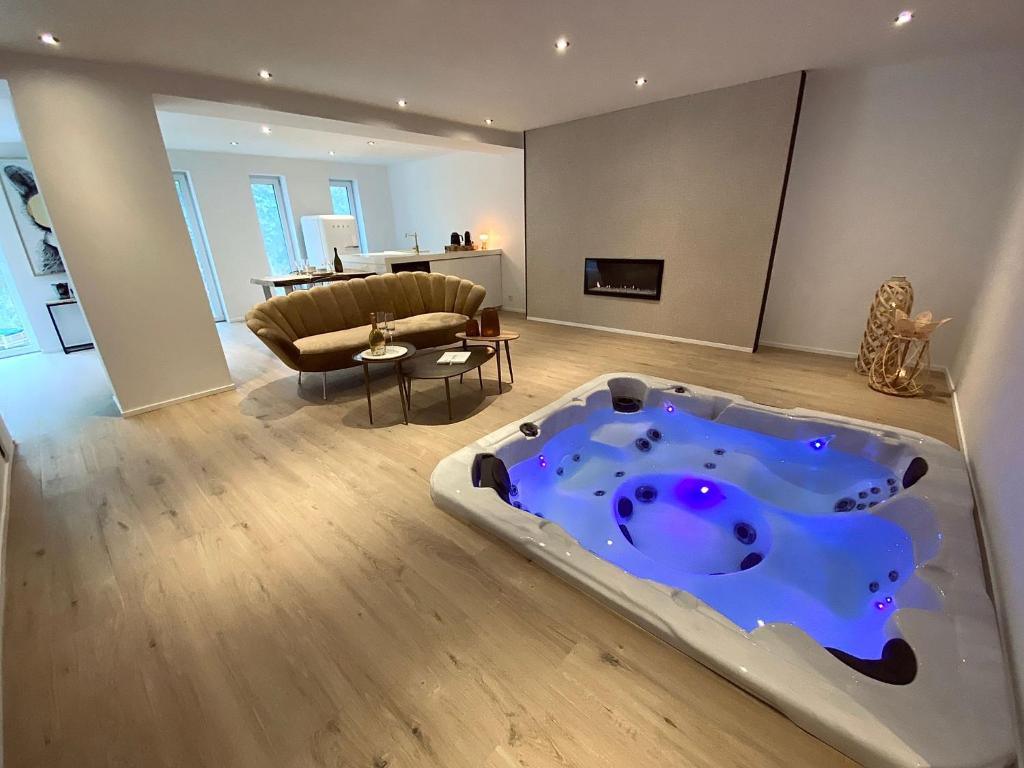 Suite romantique Casa Honey à Liège avec sauna et jacuzzi privatif pour couple.