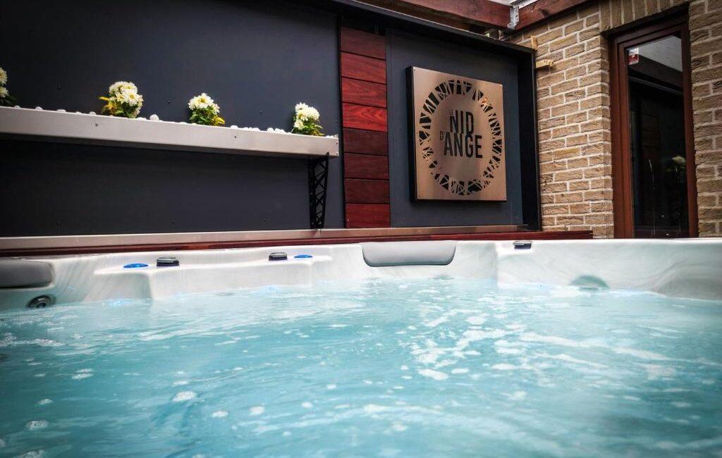 Suite romantique Le Nid d'Ange à Ohey avec espace bien-être sauna et jacuzzi.