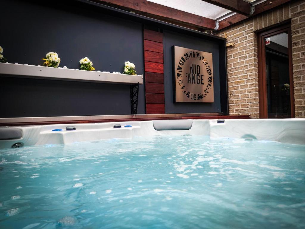 Suite romantique Le Nid d'Ange à Ohey avec espace bien-être sauna et jacuzzi.